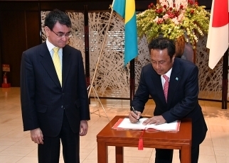 河野外務大臣とレメンゲサウ・パラオ大統領との昼食会1
