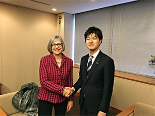 (写真1)鈴木憲和外務大臣政務官は,デボラ・グリーンフィールド国際労働機関(ILO)政策担当事務局次長の表敬を受けました