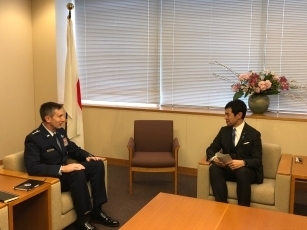 シュナイダー在日米軍司令官の辻外務大臣政務官への着任表敬2
