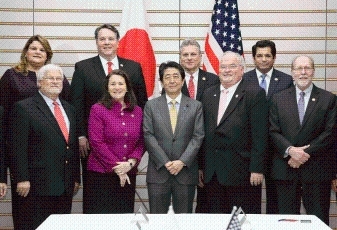 (写真1)表敬を受ける安倍総理大臣 (写真提供:内閣広報室)1