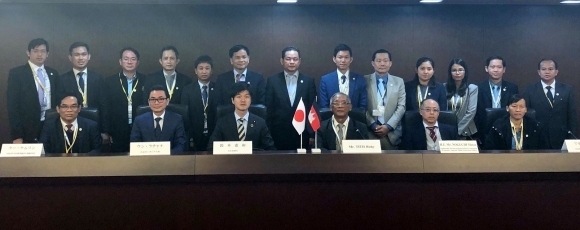 カンボジア司法関係者一行による鈴木外務大臣政務官表敬1