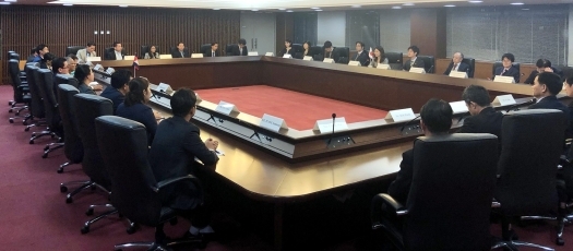 カンボジア司法関係者一行による鈴木外務大臣政務官表敬2
