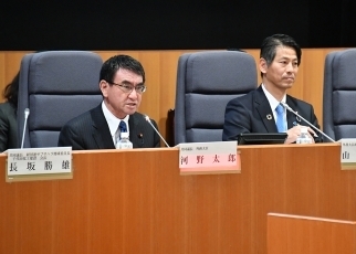 TICAD7官民円卓会議 第2回会合で発言する河野大臣