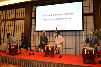 (写真4)久万山五神太鼓パフォーマンスの様子