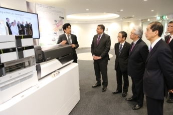 (写真3)島津製作所視察