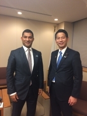 山田外務大臣政務官とコレイア・モザンビーク土地・環境・農村開発大臣との握手