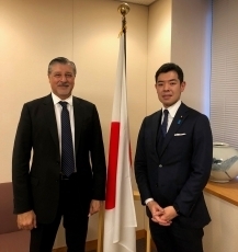 辻外務大臣政務官とアミン国際再生可能エネルギー機関事務局長との会談1