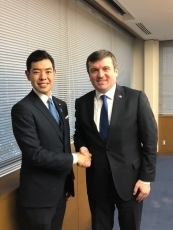 辻政務官とトルコ外務副大臣との握手