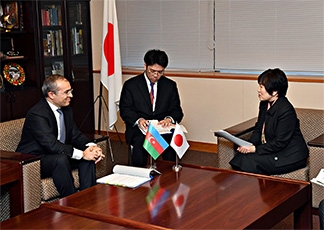 (写真)阿部外務副大臣とジャバロフ・アゼルバイジャン国税大臣との会談