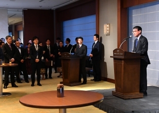 (写真2)河野外務大臣挨拶