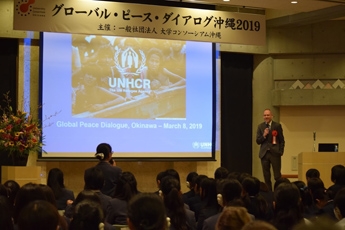 （写真3）ヘベカーUNHCR駐日代表とのダイアログ