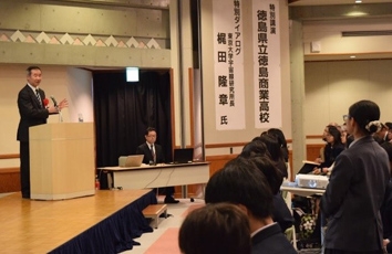 （写真4）ノーベル物理学賞受賞の梶田氏とのダイアログ