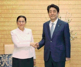 (写真1)表敬を受ける安倍総理大臣(写真提供:内閣広報室)