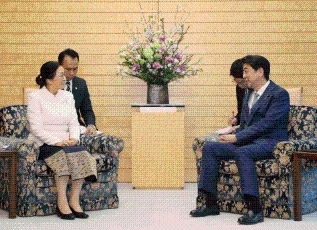(写真2)表敬を受ける安倍総理大臣(写真提供:内閣広報室)