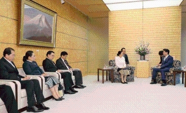(写真3)表敬を受ける安倍総理大臣(写真提供:内閣広報室)