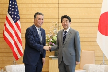 (写真1)表敬を受ける安倍総理大臣(写真提供:内閣広報室)