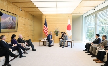 (写真2)表敬を受ける安倍総理大臣(写真提供:内閣広報室)