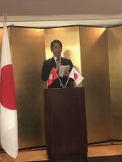 チュニジア共和国独立63周年記念レセプションで挨拶する山田外務大臣政務官
