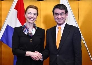 握手する日・クロアチア両外相