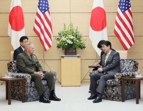 (写真2)表敬を受ける安倍総理大臣(写真提供:内閣広報室)