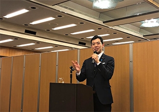 (写真4)後半のレセプションにおける辻外務大臣政務官挨拶
