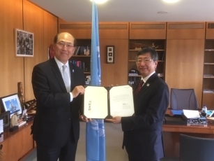 (写真)鶴岡駐英国大使からリムIMO事務局長に加入書を寄託