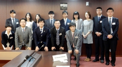 「日中韓政府職員交流プログラム」参加者による鈴木外務大臣政務官表敬1