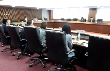 「日中韓政府職員交流プログラム」参加者による鈴木外務大臣政務官表敬2