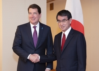 握手する河野外務大臣とハガティ駐日米国大使