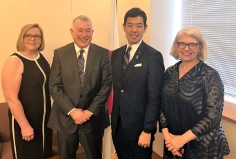 ビング在ビクトリア名誉総領事夫妻及びビラシュ在エドモントン名誉総領事による辻外務大臣政務官表敬1