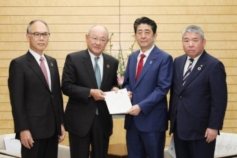 (写真1)表敬を受ける安倍総理大臣(写真提供:内閣広報室)