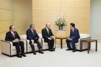 (写真2)表敬を受ける安倍総理大臣(写真提供:内閣広報室)