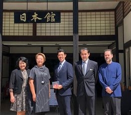 (写真1)開拓先没者慰霊碑参拝及び日本館視察