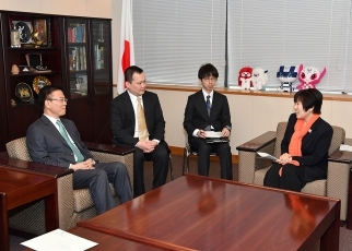 阿部外務副大臣とロン・ベトナム司法大臣との会談2