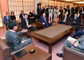 四米国大使(日中韓印)による河野外務大臣表敬(懇談)