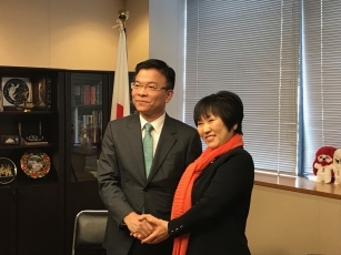 阿部外務副大臣とロン・ベトナム司法大臣との会談1