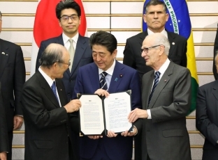 (写真1)表敬を受ける安倍総理大臣(写真提供:内閣広報室)
