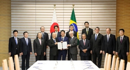 (写真2)表敬を受ける安倍総理大臣(写真提供:内閣広報室)