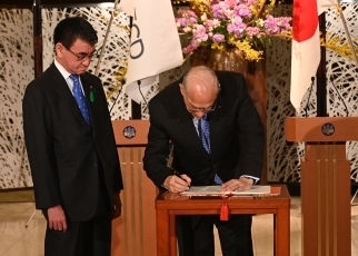 河野外務大臣とグリアOECD事務総長との夕食会(記帳)