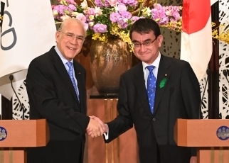河野外務大臣とグリアOECD事務総長との夕食会(握手)