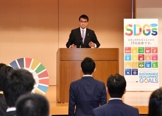 河野外務大臣による日本青年会議所SDGsアンバサダーに対する訓示（大臣訓示）