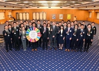 河野外務大臣による日本青年会議所SDGsアンバサダーに対する訓示（集合写真）