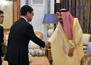 (写真1)サルマン・サウジアラビア王国国王と握手する河野外務大臣