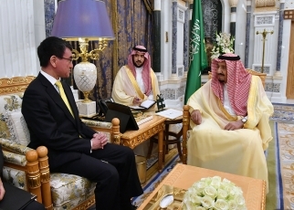 (写真2)河野太郎外務大臣のサルマン・サウジアラビア王国国王への表敬