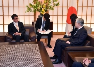 南官杓駐日韓国大使による河野外務大臣表敬3