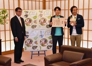 河野外務大臣による「草の根大使」ペナルティへの感謝状贈呈の様子