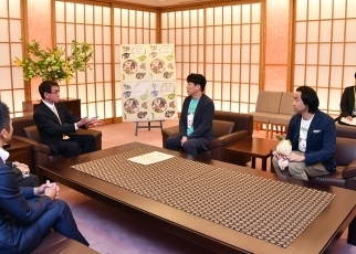 「草の根大使」ペナルティと懇談する河野外務大臣