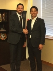 マジャル・ハンガリー外務貿易副大臣と握手する山田外務大臣政務官