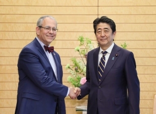 (写真1)表敬を受ける安倍総理大臣(写真提供:内閣広報室)