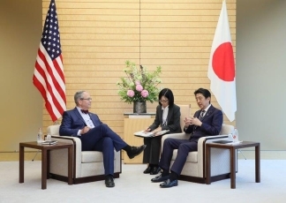 (写真2)表敬を受ける安倍総理大臣(写真提供:内閣広報室)
